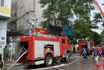 Lực lượng cảnh sát chữa cháy vụ hỏa hoạn tại quán karaoke ở phố Quan Hoa, quận Cầu Giấy (Hà Nội). (Ảnh: internet)