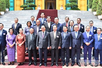 Chủ tịch nước Nguyễn Xuân Phúc, Chủ tịch Quốc hội Campuchia Samdech Heng Samrin và các đại biểu.