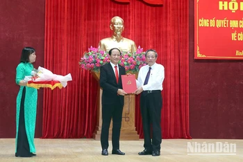Phó Trưởng Ban Tổ chức Trung ương Hoàng Đăng Quang (phải) trao Quyết định cho đồng chí Phạm Anh Tuấn.