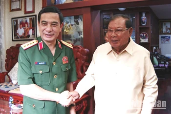 Đại tướng Phan Văn Giang tới thăm đồng chí Bounnhang Vorachith, nguyên Tổng Bí thư, Chủ tịch nước Lào.