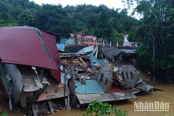 Nhiều nhà dân ở xã Yên Thành, huyện Quang Bình (Hà Giang) bị sập do nước lũ dâng cao.