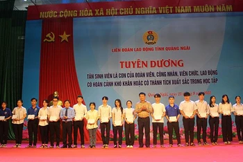 Quảng Ngãi tuyên dương, tặng quà 320 tân sinh viên vượt khó, học giỏi