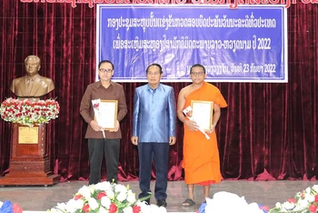 Đồng chí Bounthong Chitmany trao 2 giải Nhất cho các tác giả đoạt giải. 