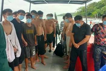 Các nạn nhân sống sót trong vụ chìm thuyền được nhà chức trách Campuchia đưa về nơi an toàn.