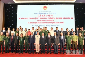 Chủ tịch nước Nguyễn Xuân Phúc, Chủ tịch Quốc hội Vương Đình Huệ chụp ảnh lưu niệm với các đại biểu tại lễ kỷ niệm. 