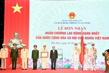 Chủ tịch nước Nguyễn Xuân Phúc trao Huân chương Lao động hạng Nhất cho Ủy ban Quốc phòng và An ninh.