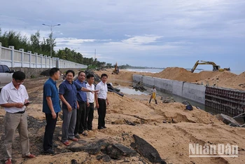 Đoàn công tác kiểm tra công tác ứng phó cơn bão số 4 tại công trình kè biển An Phú. 