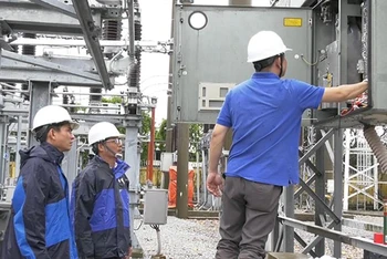 Công ty Điện lực Quảng Nam khẩn trương khắc phục hệ thống điện. 