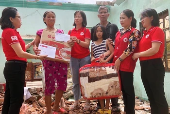 Lãnh đạo Hội Chữ thập đỏ tỉnh Quảng Nam thăm hỏi, hỗ trợ người dân bị ảnh hưởng bởi bão Noru.
