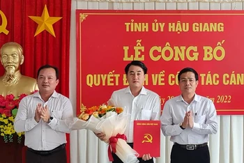 Trao quyết định cho đồng chí Huỳnh Thanh Phong.