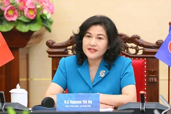 Thứ trưởng Nguyễn Thị Hà phát biểu tại buổi đối thoại trực tuyến.