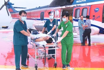 Bệnh nhân được đưa vào đất liền an toàn vào sáng 2/10. (Ảnh bệnh viện cung cấp).