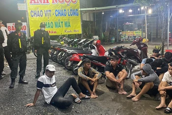 Đối tượng và phương tiện đua xe trái phép bị lực lượng công an Tiền Giang bắt giữ.
