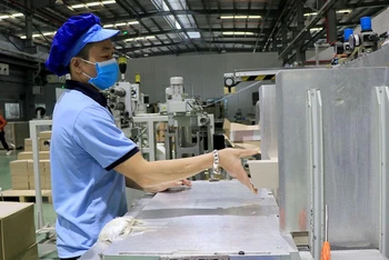 Sản xuất bao bì carton tại Công ty TNHH In bao bì YUTO Việt Nam, khu công nghiệp Quế Võ, tỉnh Bắc Ninh.