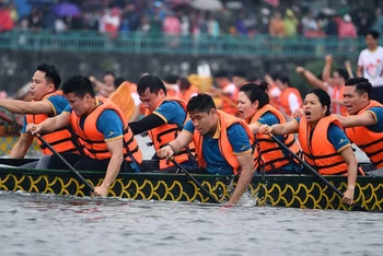 Giải Bơi chải thuyền rồng của Hà Nội là một giải đấu hấp dẫn, thu hút đông đảo người hâm mộ quan tâm.