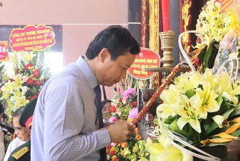 Lãnh đạo tỉnh Long An dâng hương tưởng niệm vị Anh hùng của dân tộc Nguyễn Trung Trực.