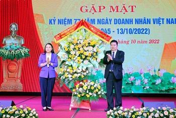 Lãnh đạo Tỉnh ủy Ninh Bình tặng hoa chúc mừng Hiệp hội doanh nghiệp Ninh Bình..