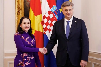 Thủ tướng Croatia Andrej Plenkovic đón Phó Chủ tịch nước Võ Thị Ánh Xuân. (Ảnh TTXVN)