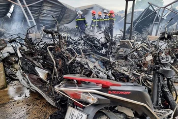 Vụ cháy lán để xe của công ty may ở Nam Định gây thiệt hại hơn 10 tỷ đồng.