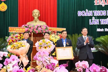 Thừa ủy quyền của Chủ tịch nước, đồng chí Nguyễn Đức Thanh, Ủy viên Trung ương Đảng, Bí thư Tỉnh ủy Ninh Thuận trao Huân chương Lao động hạng Ba cho Tỉnh đoàn Ninh Thuận.