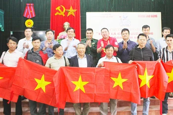 Trao cờ Tổ quốc cho ngư dân Quảng Trị.