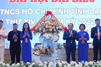 Đồng chí Nguyễn Quốc Đoàn, Ủy viên Trung ương đảng, Bí thư tỉnh ủy Lạng Sơn, tặng hoa chúc mừng Đại hội Đoàn Thanh niên Cộng sản Hồ Chí Minh tỉnh Lạng Sơn.