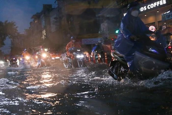 Đường Hùng Vương ngập sâu trong nước, gây khó khăn cho các phương tiện lưu thông. 