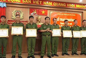 Đại tá Trần Văn Mạnh, Phó Giám đốc Công an tỉnh trao giấy khen cho các tập thể, cá nhân có thành tích truy bắt nhanh đối tượng dùng súng gây án. 