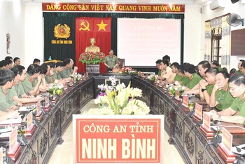 Công an tỉnh Ninh Bình công bố quyết định thành lập 2 tổ công tác xử lý hành vi sai phạm trên đường bộ.