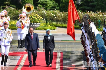 Chủ tịch nước Nguyễn Xuân Phúc và Tổng thống Cộng hòa Singapore Halimah Yacob duyệt Đội danh dự Quân đội Nhân dân Việt Nam.
