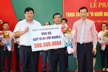 Đại diện Công ty cổ phần Đường Quảng Ngãi trao biểu trưng ủng hộ 500 triệu đồng vào Quỹ “Vì người nghèo” tỉnh Quảng Ngãi. 