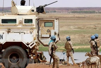 Binh sĩ thuộc Phái bộ gìn giữ hòa bình ở Mali (MINUSMA) tuần tra tại Gao, Mali. (Ảnh: AFP/TTXVN)