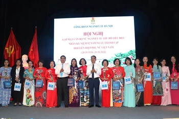 Lãnh đạo Công đoàn ngành y tế Hà Nội trao thưởng cho các cán bộ nữ ngành y tế Hà Nội tiêu biểu.