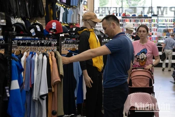 Người dân Nga trong một trung tâm mua sắm ở Moskva. 