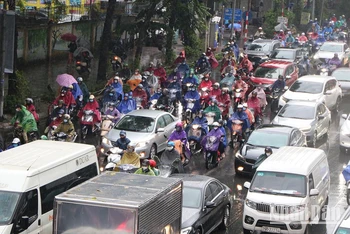 Đường Nguyễn Trãi vẫn đông nghịt phương tiện vào thời điểm hơn 9 giờ sáng 20/10.