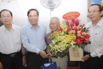 Đoàn công tác thăm, chúc mừng đồng chí Phạm Văn Phê. (Ảnh: Hồ Long)