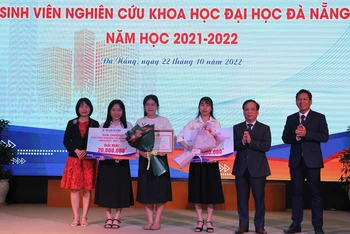 Nhóm sinh viên đạt giải Nhất “Sinh viên nghiên cứu khoa học Đại học Đà Nẵng” năm học 2021-2022.