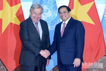 Thủ tướng Phạm Minh Chính và Tổng Thư ký Liên hợp quốc António Guterres chụp ảnh trước khi vào hội kiến.