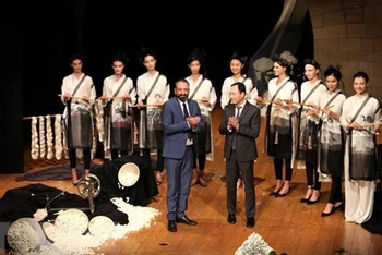 Đại sứ Việt Nam tại Italy kiêm nhiệm San Mario Dương Hải Hưng và Bộ trưởng Ngoại giao Cộng hòa San Mario Luca Beccari tại sự kiện văn hóa ''Lụa với San Marino''. (Ảnh Trường Dụy/TTXVN)