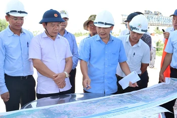 Chủ tịch UBND tỉnh Quảng Ngãi Đặng Văn Minh kiểm tra tiến độ thực hiện dự án đường ven biển Dung Quất-Sa Huỳnh.