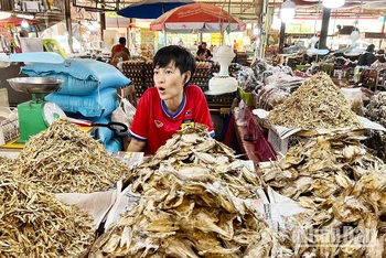 Quầy bán thực phẩm trong một chợ đầu mối tại thủ đô Vientiane, Lào. 