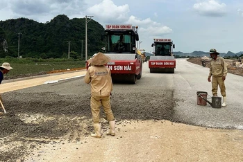 Tập đoàn Sơn Hải triển khai lu lèn nền đường cao tốc bắc-nam.
