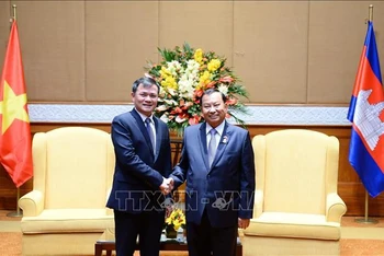 Chủ tịch Thượng viện Campuchia Samdech Say Chhum tiếp Chủ tịch kiêm Tổng Giám đốc Tập đoàn Viettel Tào Đức Thắng. (Ảnh: Minh Đức/TTXVN)