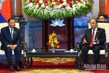 Chủ tịch nước Nguyễn Xuân Phúc tiếp Chủ tịch Thượng viện Campuchia Samdech Say Chhum.