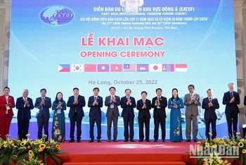Đại diện các nước tham dự Đại hội đồng Diễn đàn Du lịch liên khu vực Đông Á (EATOF) lần thứ 17 chụp ảnh lưu niệm.