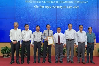 Lãnh đạo UBND thành phố Cần Thơ trao chứng nhận cho chủ đầu tư Khu công nghiệp Vĩnh Thạnh.