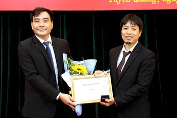 Ban tổ chức trao giải Nhất cho tác giả Nguyễn Xuân Trường (bên trái) với tác phẩm “Pha lê nguyên khối tượng đài Bác Hồ với nhân dân các dân tộc tỉnh Tuyên Quang”.