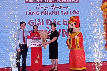 Trao giải đặc biệt 1 tỷ đồng cho khách hàng Hoàng Thị Bình ở Nghi Lộc (Nghệ An).