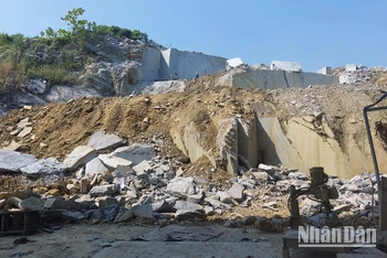 Mặc dù có nhiều vi phạm, song mỏ đá Hang Dơn vẫn hoạt động rầm rộ gây bức xúc trong nhân dân.
