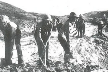 Các chiến sĩ Thanh niên xung phong Tiểu đội 2, Đại đội 317 Truông Bồn san lấp hố bom. (Ảnh: Báo Nghệ An)